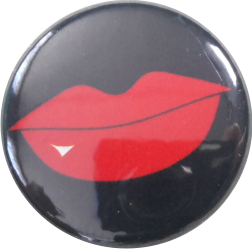 Lips button black